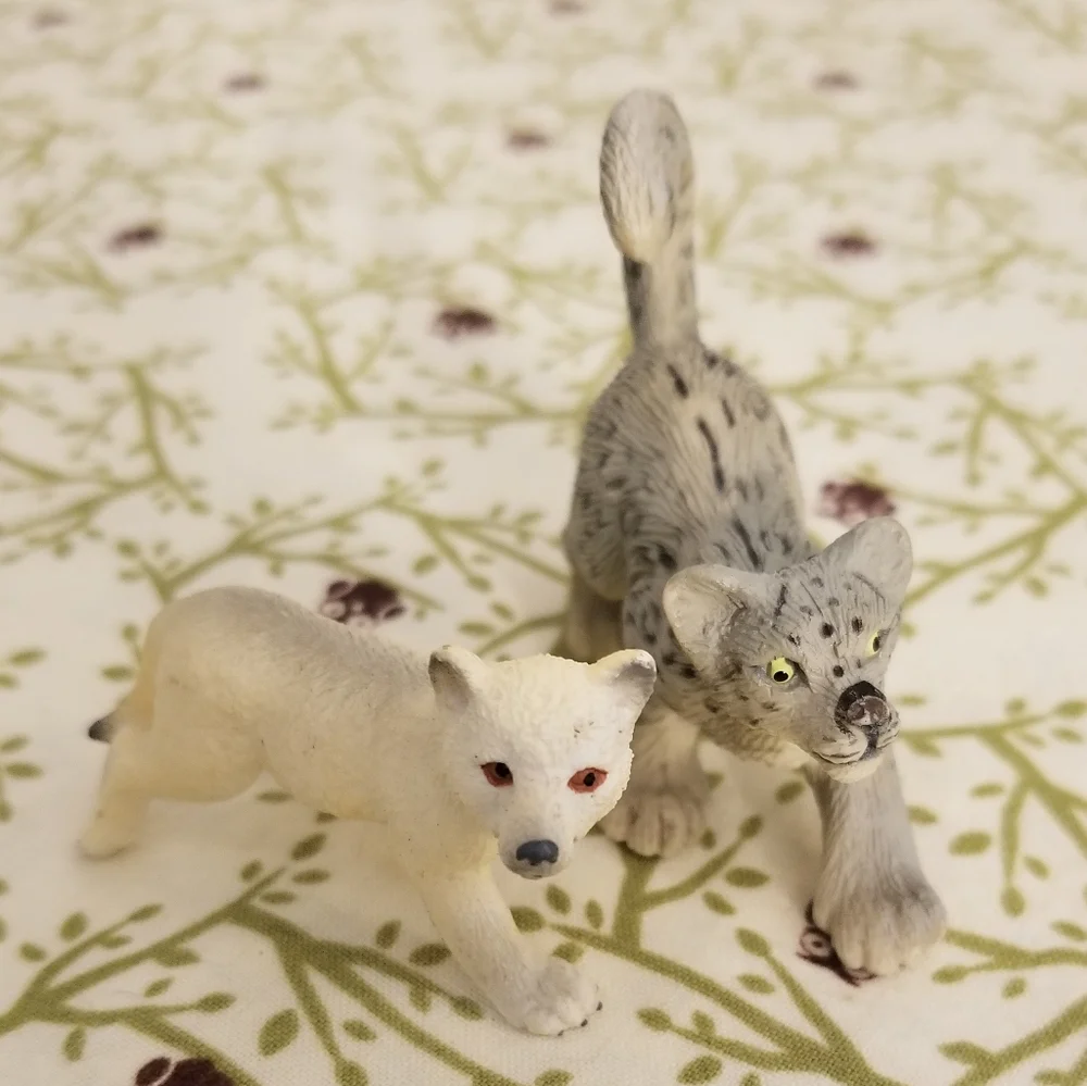Artic Fox Snow Leopard Figures Figurine - Picture 1 of 2